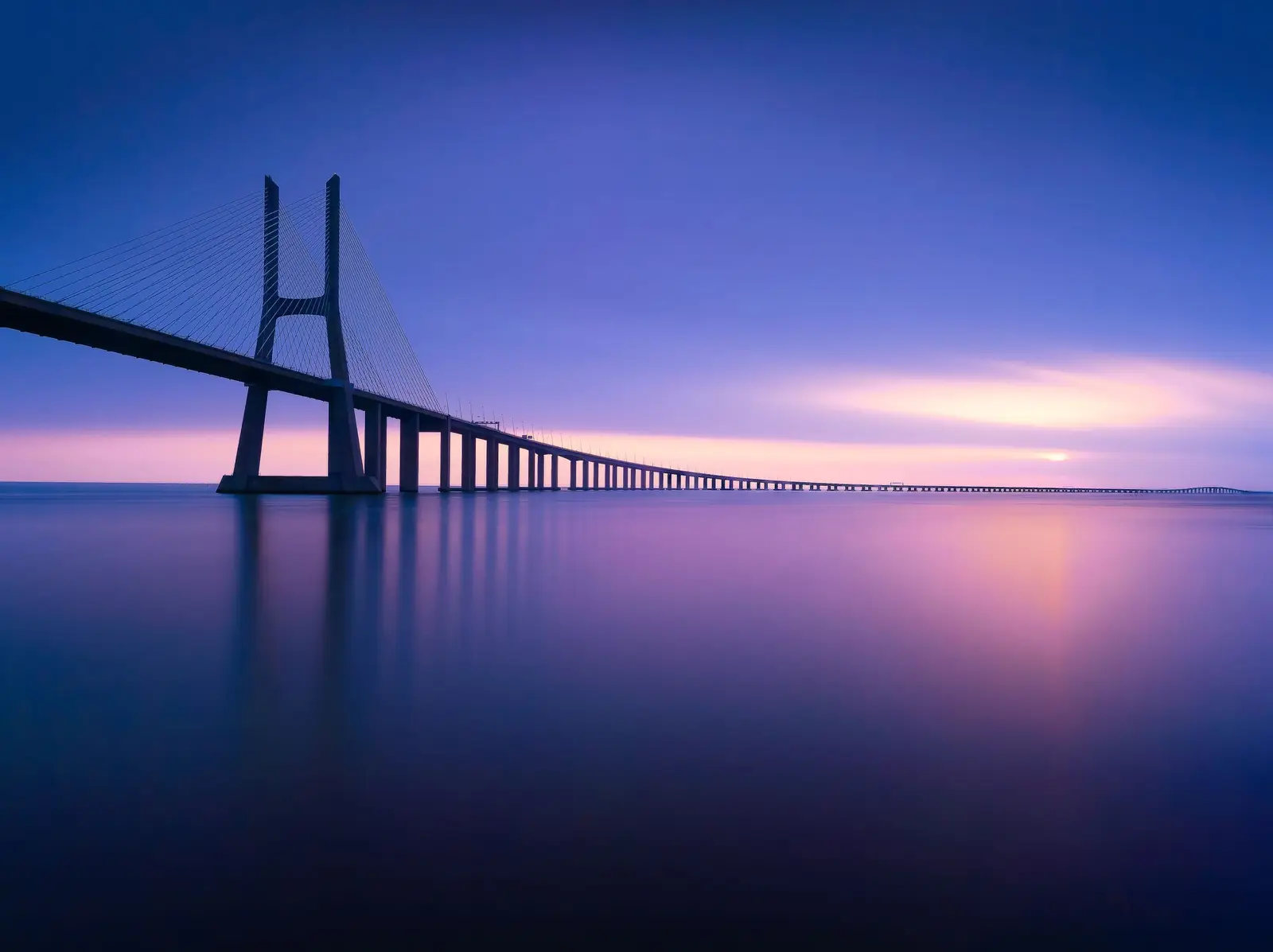 Le pont Vasco da Gama sur le Tage, à Lisbonne, au coucher du soleil